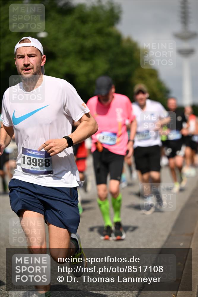 29.06.2025 - hella hamburg halbmarathon Dr. Thomas Lammeyer http://msf.ph/oto/8517108 29.06.2025 10:03:42 Kennedybrücke 1125, 1319, 1595, 1642, 1834, 1914, 1955, 2099, 2282, 2364, 2391, 2432, 2676, 2910, 3279, 3668, 3836, 4231, 4426, 4837, 5015, 5134, 5277, 5299, 5420, 6414, 6415, 6581, 6587, 7033, 7037, 7547, 7786, 8223, 8285, 8330, 8394, 8402, 8573, 8929, 9488, 9907, 9984, 10020, 10031, 10093, 10518, 11039 meine-sportfotos.de