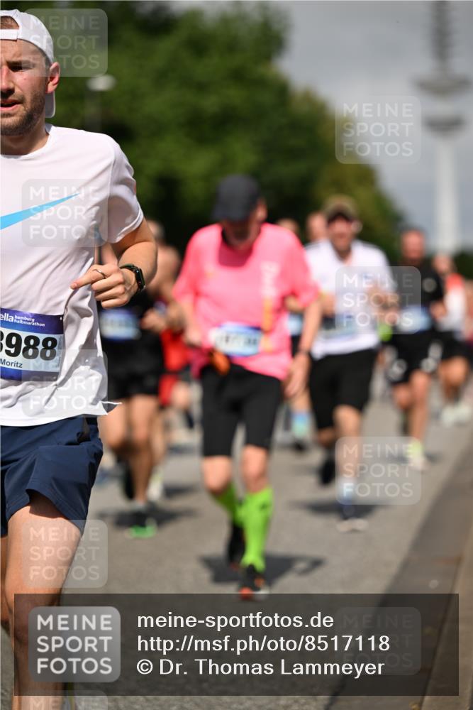 29.06.2025 - hella hamburg halbmarathon Dr. Thomas Lammeyer http://msf.ph/oto/8517118 29.06.2025 10:03:43 Kennedybrücke 1125, 1319, 1595, 1642, 1834, 1914, 1955, 2099, 2282, 2364, 2391, 2432, 2676, 2910, 3279, 3668, 3836, 4231, 4426, 4837, 5015, 5134, 5277, 5299, 5420, 6414, 6415, 6581, 6587, 7033, 7037, 7547, 7786, 8223, 8285, 8330, 8394, 8402, 8573, 8929, 9488, 9907, 9984, 10020, 10031, 10093, 10518, 11039 meine-sportfotos.de