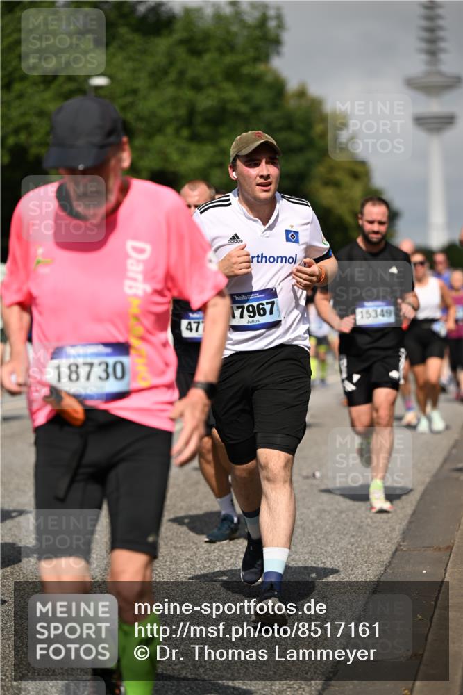 29.06.2025 - hella hamburg halbmarathon Dr. Thomas Lammeyer http://msf.ph/oto/8517161 29.06.2025 10:03:44 Kennedybrücke 1006, 1125, 1319, 1595, 1642, 1834, 1955, 2099, 2282, 2364, 2391, 2432, 2676, 2910, 3279, 3668, 3836, 4231, 4837, 5015, 5134, 5277, 5299, 5420, 6414, 6415, 6581, 6587, 7033, 7037, 7547, 7786, 8223, 8285, 8330, 8394, 8402, 8573, 8929, 9488, 9907, 9984, 10020, 10031, 10093, 10518, 11039 meine-sportfotos.de