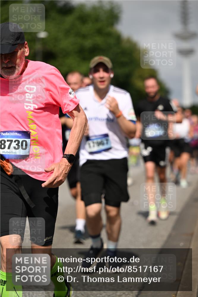29.06.2025 - hella hamburg halbmarathon Dr. Thomas Lammeyer http://msf.ph/oto/8517167 29.06.2025 10:03:44 Kennedybrücke 1006, 1125, 1319, 1595, 1642, 1834, 1955, 2099, 2282, 2364, 2391, 2432, 2676, 2910, 3279, 3668, 3836, 4231, 4837, 5015, 5134, 5277, 5299, 5420, 6414, 6415, 6581, 6587, 7033, 7037, 7547, 7786, 8223, 8285, 8330, 8394, 8402, 8573, 8929, 9488, 9907, 9984, 10020, 10031, 10093, 10518, 11039 meine-sportfotos.de