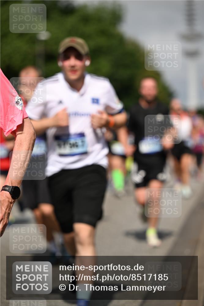 29.06.2025 - hella hamburg halbmarathon Dr. Thomas Lammeyer http://msf.ph/oto/8517185 29.06.2025 10:03:45 Kennedybrücke 1006, 1125, 1595, 1642, 1834, 1955, 2099, 2282, 2364, 2391, 2432, 2676, 2910, 3279, 3668, 3836, 4231, 5015, 5134, 5277, 5299, 5420, 6202, 6414, 6415, 6581, 6587, 7033, 7037, 7547, 7786, 8223, 8285, 8330, 8394, 8402, 8573, 8929, 9488, 9907, 9984, 10020, 10031, 10093, 10518 meine-sportfotos.de