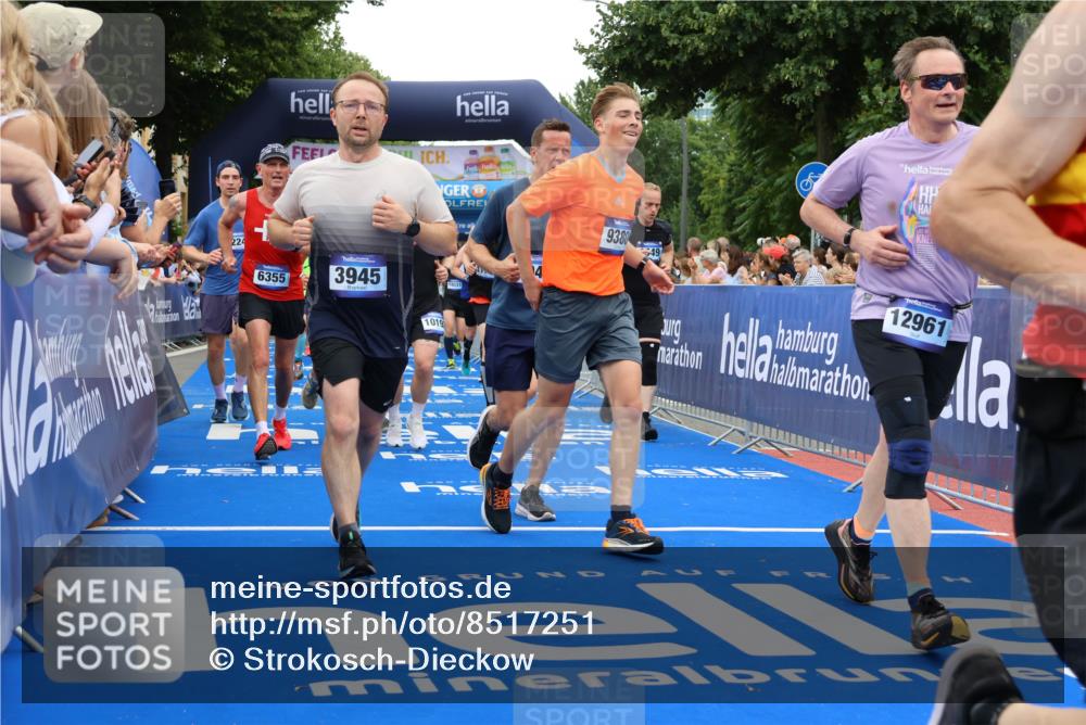 29.06.2025 - hella hamburg halbmarathon Strokosch-Dieckow http://msf.ph/oto/8517251 29.06.2025 10:55:07 Ziel 1549, 1628, 2119, 2448, 2884, 3041, 3791, 3945, 4249, 4903, 4938, 6355, 6891, 8691, 8973, 9060, 9361, 9380, 10188, 10191, 10192, 10582, 11333, 11747, 11976, 12248, 12961, 13297, 14750, 14834, 14948, 15126, 15854, 15879, 16108, 16521, 16630, 17803, 17842, 18031, 18966 meine-sportfotos.de