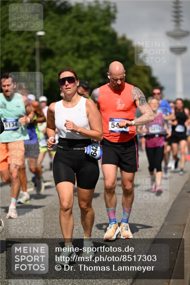 29.06.2025 - hella hamburg halbmarathon Dr. Thomas Lammeyer http://msf.ph/oto/8517303 29.06.2025 10:03:49 Kennedybrücke 1006, 1125, 1334, 1642, 1834, 1955, 2099, 2348, 2364, 2432, 2676, 2910, 3177, 3279, 3668, 3836, 4231, 5015, 5134, 5341, 5420, 6202, 6414, 6415, 6581, 6587, 7547, 7786, 8223, 8285, 8330, 8394, 8402, 8520, 8573, 9488, 9907, 9984, 10031, 10093, 10788, 11158 meine-sportfotos.de