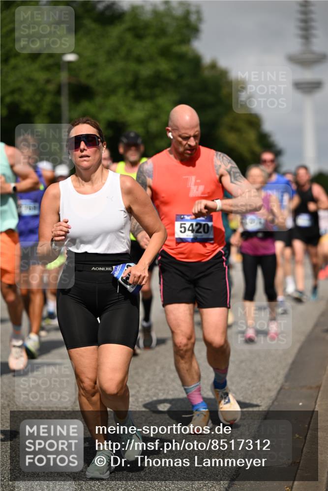 29.06.2025 - hella hamburg halbmarathon Dr. Thomas Lammeyer http://msf.ph/oto/8517312 29.06.2025 10:03:49 Kennedybrücke 1006, 1125, 1334, 1642, 1834, 1955, 2099, 2348, 2364, 2432, 2676, 2910, 3177, 3279, 3668, 3836, 4231, 5015, 5134, 5341, 5420, 6202, 6414, 6415, 6581, 6587, 7547, 7786, 8223, 8285, 8330, 8394, 8402, 8520, 8573, 9488, 9907, 9984, 10031, 10093, 10788, 11158 meine-sportfotos.de