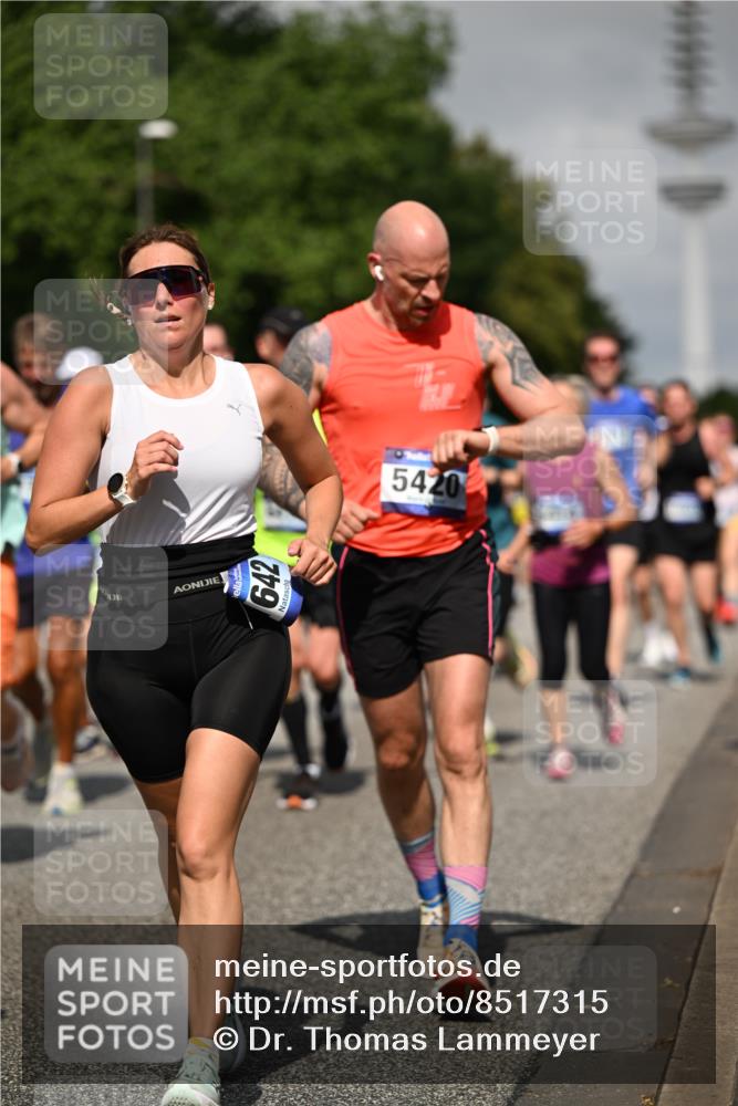 29.06.2025 - hella hamburg halbmarathon Dr. Thomas Lammeyer http://msf.ph/oto/8517315 29.06.2025 10:03:49 Kennedybrücke 1006, 1125, 1334, 1642, 1834, 1955, 2099, 2348, 2364, 2432, 2676, 2910, 3177, 3279, 3668, 3836, 4231, 5015, 5134, 5341, 5420, 6202, 6414, 6415, 6581, 6587, 7547, 7786, 8223, 8285, 8330, 8394, 8402, 8520, 8573, 9488, 9907, 9984, 10031, 10093, 10788, 11158 meine-sportfotos.de