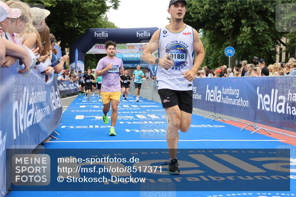 29.06.2025 - hella hamburg halbmarathon Strokosch-Dieckow http://msf.ph/oto/8517371 29.06.2025 10:55:14 Ziel 1549, 1628, 2119, 2448, 3041, 3945, 4189, 4903, 5643, 6355, 6723, 6891, 8487, 8973, 9361, 10188, 10191, 10192, 10263, 10582, 11184, 11747, 12248, 12526, 12961, 13236, 13470, 14834, 15854, 16108, 16521, 16985, 18031, 18290, 18380, 18531, 18966 meine-sportfotos.de