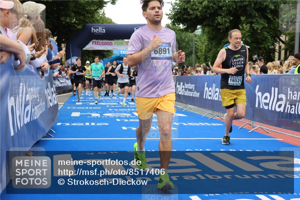 29.06.2025 - hella hamburg halbmarathon Strokosch-Dieckow http://msf.ph/oto/8517406 29.06.2025 10:55:15 Ziel 1549, 1628, 2119, 2448, 3041, 4189, 4903, 5287, 5643, 6355, 6723, 6891, 8487, 8973, 9361, 10188, 10191, 10192, 10263, 10582, 11184, 11747, 12248, 12526, 13236, 13470, 14834, 15854, 16108, 16521, 16985, 18031, 18290, 18380, 18531, 18966 meine-sportfotos.de