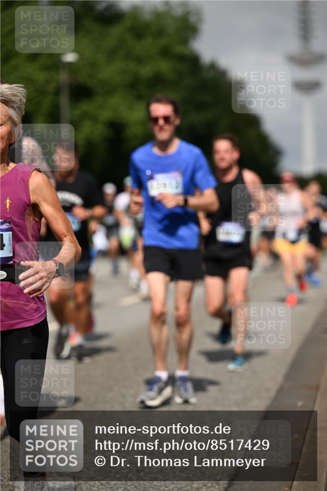29.06.2025 - hella hamburg halbmarathon Dr. Thomas Lammeyer http://msf.ph/oto/8517429 29.06.2025 10:03:52 Kennedybrücke 1006, 1125, 1180, 1334, 1642, 1834, 1955, 2099, 2348, 2676, 2677, 2910, 3177, 3279, 3668, 3836, 3861, 4231, 5015, 5134, 5341, 5420, 6082, 6084, 6202, 6414, 6415, 6581, 6587, 7547, 7786, 8223, 8285, 8330, 8394, 8402, 8520, 8573, 9984, 10031, 10093, 10788, 11158, 11366 meine-sportfotos.de