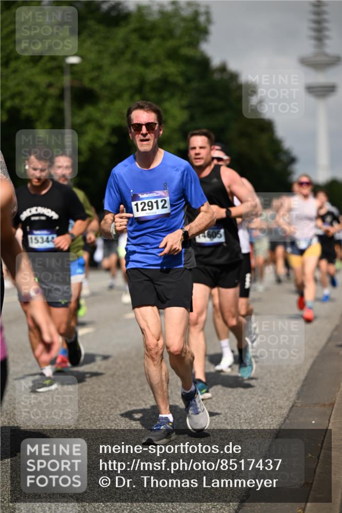 29.06.2025 - hella hamburg halbmarathon Dr. Thomas Lammeyer http://msf.ph/oto/8517437 29.06.2025 10:03:53 Kennedybrücke 1006, 1125, 1180, 1334, 1642, 1834, 1955, 2099, 2348, 2676, 2677, 2910, 3177, 3279, 3836, 3861, 3898, 4231, 5015, 5134, 5341, 5420, 6082, 6084, 6202, 6414, 6415, 6581, 6587, 7547, 7786, 8223, 8285, 8330, 8394, 8402, 8520, 8573, 10031, 10093, 10788, 11158, 11366 meine-sportfotos.de