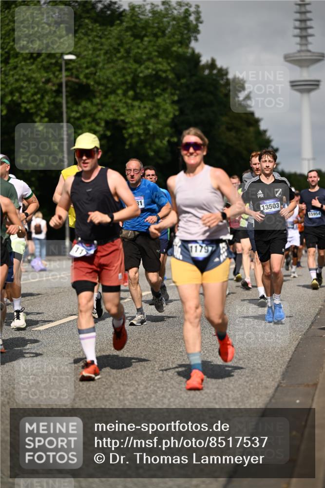 29.06.2025 - hella hamburg halbmarathon Dr. Thomas Lammeyer http://msf.ph/oto/8517537 29.06.2025 10:03:56 Kennedybrücke 1006, 1125, 1180, 1334, 1642, 1834, 1955, 2099, 2348, 2676, 2677, 2910, 3112, 3177, 3279, 3861, 3898, 4231, 4796, 5015, 5134, 5341, 5420, 6082, 6084, 6202, 6260, 6414, 6415, 6462, 6581, 6587, 7786, 7824, 8223, 8285, 8330, 8394, 8402, 8520, 8573, 8730, 9611, 10031, 10044, 10093, 10582, 10788, 11158, 11366 meine-sportfotos.de