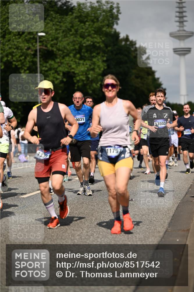29.06.2025 - hella hamburg halbmarathon Dr. Thomas Lammeyer http://msf.ph/oto/8517542 29.06.2025 10:03:56 Kennedybrücke 1006, 1125, 1180, 1334, 1642, 1834, 1955, 2099, 2348, 2676, 2677, 2910, 3112, 3177, 3279, 3861, 3898, 4231, 4796, 5015, 5134, 5341, 5420, 6082, 6084, 6202, 6260, 6414, 6415, 6462, 6581, 6587, 7786, 7824, 8223, 8285, 8330, 8394, 8402, 8520, 8573, 8730, 9611, 10031, 10044, 10093, 10582, 10788, 11158, 11366 meine-sportfotos.de