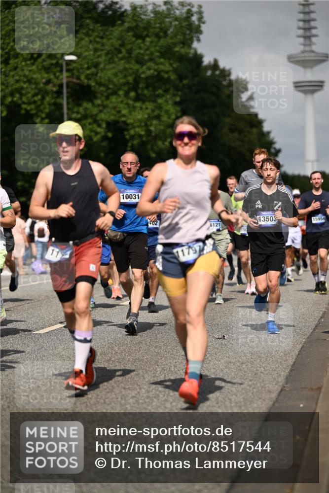29.06.2025 - hella hamburg halbmarathon Dr. Thomas Lammeyer http://msf.ph/oto/8517544 29.06.2025 10:03:56 Kennedybrücke 1006, 1125, 1180, 1334, 1642, 1834, 1955, 2099, 2348, 2676, 2677, 2910, 3112, 3177, 3279, 3861, 3898, 4231, 4796, 5015, 5134, 5341, 5420, 6082, 6084, 6202, 6260, 6414, 6415, 6462, 6581, 6587, 7786, 7824, 8223, 8285, 8330, 8394, 8402, 8520, 8573, 8730, 9611, 10031, 10044, 10093, 10582, 10788, 11158, 11366 meine-sportfotos.de