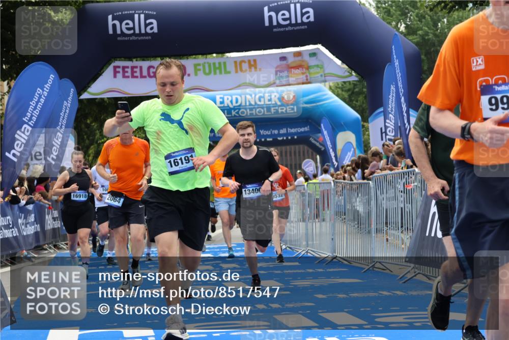 29.06.2025 - hella hamburg halbmarathon Strokosch-Dieckow http://msf.ph/oto/8517547 29.06.2025 11:22:19 Ziel 2064, 5369, 9204, 9532, 9981, 10622, 10808, 10880, 12598, 13400, 14332, 15473, 16190, 16191, 16704, 16927, 18381, 18843 meine-sportfotos.de