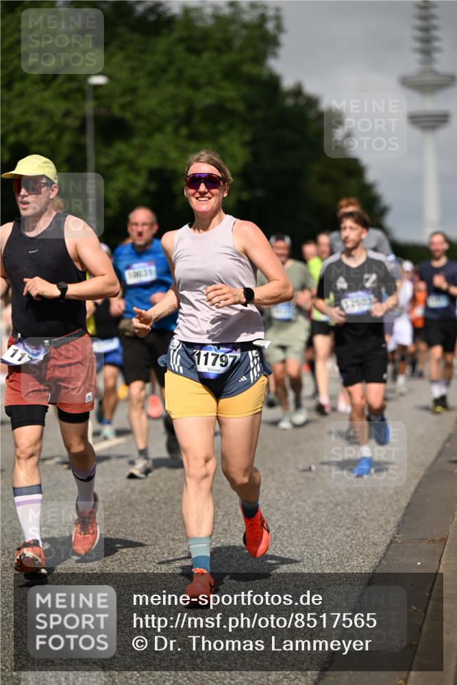 29.06.2025 - hella hamburg halbmarathon Dr. Thomas Lammeyer http://msf.ph/oto/8517565 29.06.2025 10:03:56 Kennedybrücke 1006, 1125, 1180, 1334, 1642, 1834, 1955, 2099, 2348, 2676, 2677, 2910, 3112, 3177, 3279, 3861, 3898, 4231, 4796, 5015, 5134, 5341, 5420, 6082, 6084, 6202, 6260, 6414, 6415, 6462, 6581, 6587, 7786, 7824, 8223, 8285, 8330, 8394, 8402, 8520, 8573, 8730, 9611, 10031, 10044, 10093, 10582, 10788, 11158, 11366 meine-sportfotos.de