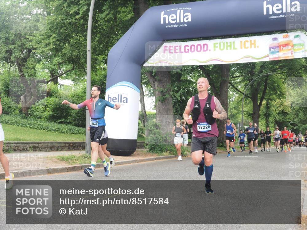 29.06.2025 - hella hamburg halbmarathon KatJ http://msf.ph/oto/8517584 29.06.2025 10:48:09 Zwischen KM18-KM19 1264, 7049, 8721 meine-sportfotos.de