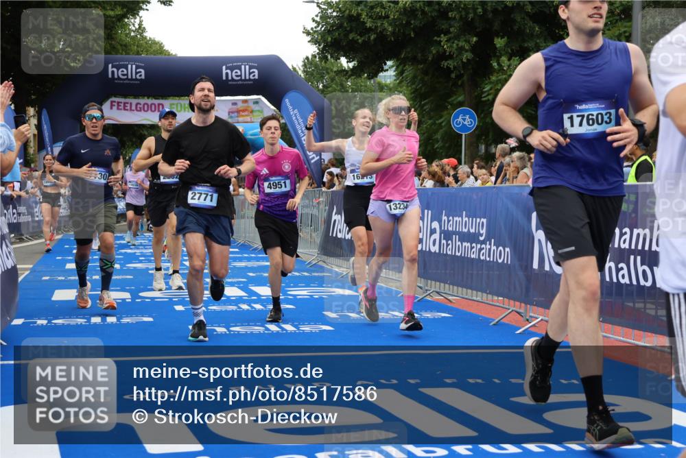 29.06.2025 - hella hamburg halbmarathon Strokosch-Dieckow http://msf.ph/oto/8517586 29.06.2025 10:55:25 Ziel 1130, 2252, 2771, 4189, 4951, 5287, 5319, 5643, 6591, 6938, 8487, 11184, 11554, 12526, 12544, 12584, 13234, 13236, 13267, 13470, 14036, 14592, 16213, 16334, 16609, 16985, 17603, 17940, 18290, 18380, 18531 meine-sportfotos.de