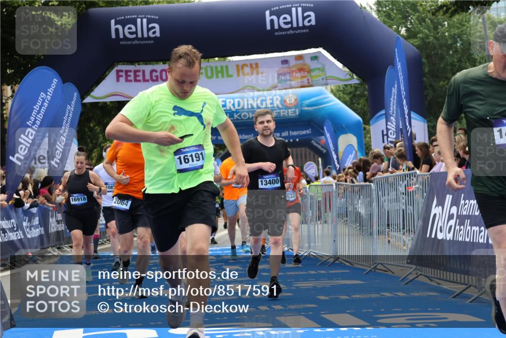 29.06.2025 - hella hamburg halbmarathon Strokosch-Dieckow http://msf.ph/oto/8517591 29.06.2025 11:22:20 Ziel 2064, 5369, 9204, 9532, 9981, 10622, 10880, 12598, 13400, 14332, 15473, 16191, 16704, 16918, 16927, 18381, 18843 meine-sportfotos.de