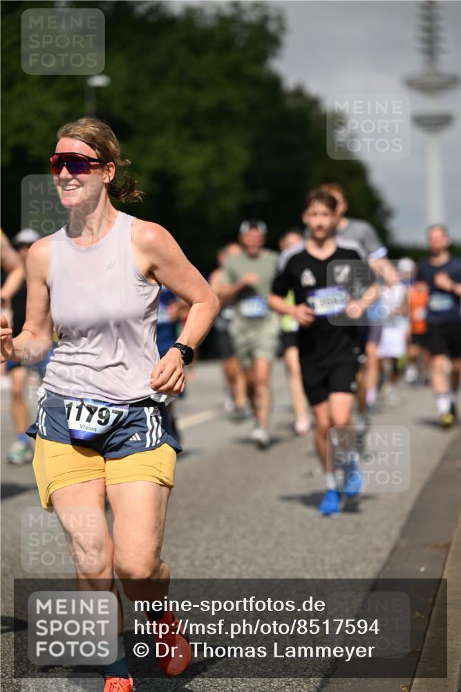 29.06.2025 - hella hamburg halbmarathon Dr. Thomas Lammeyer http://msf.ph/oto/8517594 29.06.2025 10:03:57 Kennedybrücke 1006, 1125, 1180, 1239, 1334, 1642, 1834, 1955, 2099, 2348, 2676, 2677, 2910, 3112, 3177, 3279, 3861, 3898, 4231, 4796, 5015, 5134, 5341, 5420, 6082, 6084, 6202, 6260, 6414, 6415, 6462, 6581, 6587, 7786, 7824, 8223, 8285, 8330, 8394, 8402, 8520, 8573, 8730, 9611, 10031, 10044, 10093, 10582, 10788, 11158, 11366 meine-sportfotos.de