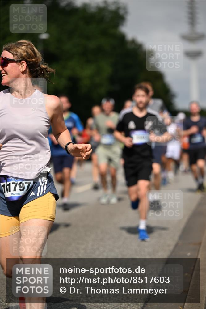 29.06.2025 - hella hamburg halbmarathon Dr. Thomas Lammeyer http://msf.ph/oto/8517603 29.06.2025 10:03:57 Kennedybrücke 1006, 1125, 1180, 1239, 1334, 1642, 1834, 1955, 2099, 2348, 2676, 2677, 2910, 3112, 3177, 3279, 3861, 3898, 4231, 4796, 5015, 5134, 5341, 5420, 6082, 6084, 6202, 6260, 6414, 6415, 6462, 6581, 6587, 7786, 7824, 8223, 8285, 8330, 8394, 8402, 8520, 8573, 8730, 9611, 10031, 10044, 10093, 10582, 10788, 11158, 11366 meine-sportfotos.de