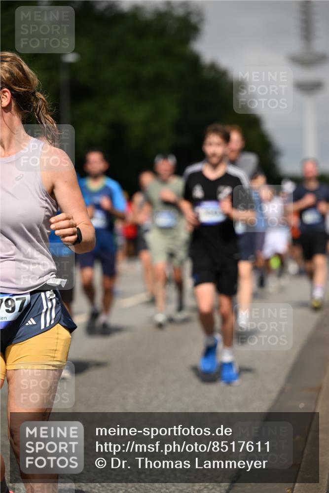 29.06.2025 - hella hamburg halbmarathon Dr. Thomas Lammeyer http://msf.ph/oto/8517611 29.06.2025 10:03:58 Kennedybrücke 1006, 1125, 1180, 1239, 1334, 1642, 1834, 1955, 2099, 2348, 2676, 2677, 2910, 3112, 3177, 3279, 3861, 3898, 4231, 4796, 5015, 5134, 5341, 5420, 6082, 6084, 6202, 6260, 6414, 6415, 6462, 6581, 6587, 7786, 7824, 8223, 8285, 8330, 8394, 8402, 8520, 8573, 8730, 9611, 10031, 10044, 10093, 10337, 10582, 10788, 11158, 11366 meine-sportfotos.de