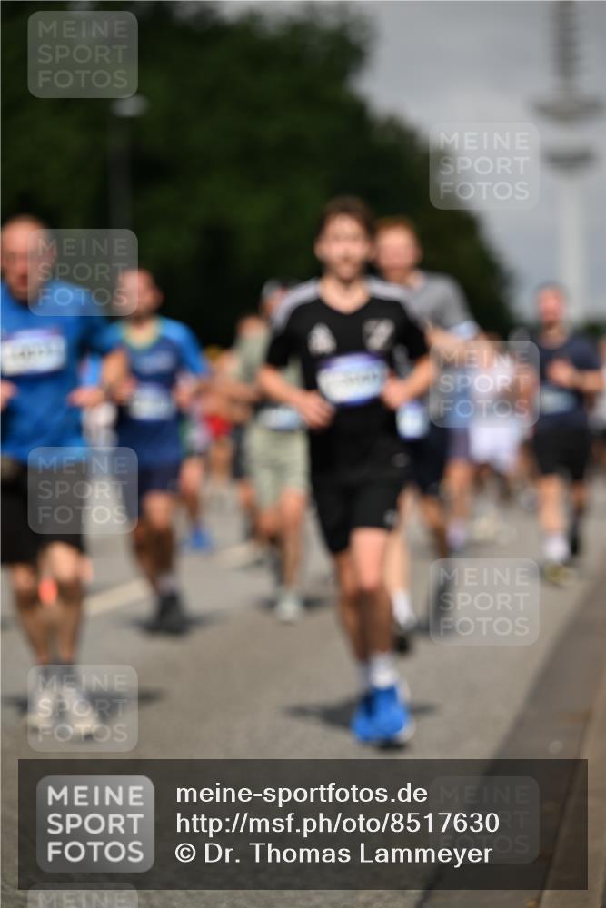 29.06.2025 - hella hamburg halbmarathon Dr. Thomas Lammeyer http://msf.ph/oto/8517630 29.06.2025 10:03:58 Kennedybrücke 1006, 1125, 1180, 1239, 1334, 1642, 1834, 1955, 2099, 2348, 2676, 2677, 2910, 3112, 3177, 3279, 3861, 3898, 4231, 4796, 5015, 5134, 5341, 5420, 6082, 6084, 6202, 6260, 6414, 6415, 6462, 6581, 6587, 7786, 7824, 8223, 8285, 8330, 8394, 8402, 8520, 8573, 8730, 9611, 10031, 10044, 10093, 10337, 10582, 10788, 11158, 11366 meine-sportfotos.de