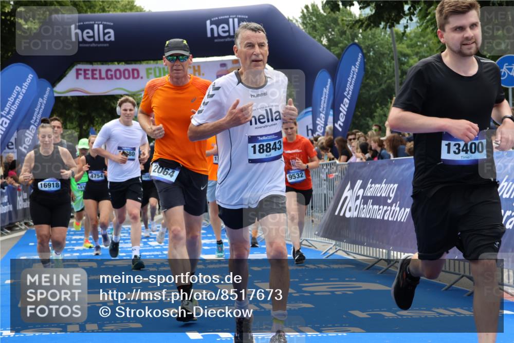 29.06.2025 - hella hamburg halbmarathon Strokosch-Dieckow http://msf.ph/oto/8517673 29.06.2025 11:22:22 Ziel 2064, 4754, 4869, 5369, 9204, 9532, 9981, 10880, 12598, 13400, 14332, 15256, 15473, 16191, 16704, 16896, 16918, 16927, 18381, 18843 meine-sportfotos.de
