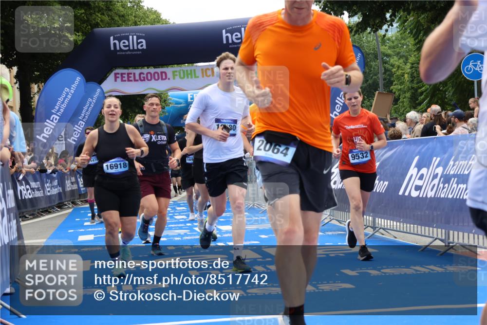 29.06.2025 - hella hamburg halbmarathon Strokosch-Dieckow http://msf.ph/oto/8517742 29.06.2025 11:22:23 Ziel 2064, 4754, 4869, 5369, 9204, 9532, 9981, 10880, 12598, 13400, 14332, 15256, 15473, 16191, 16704, 16896, 16918, 16927, 18381, 18843, 19192 meine-sportfotos.de