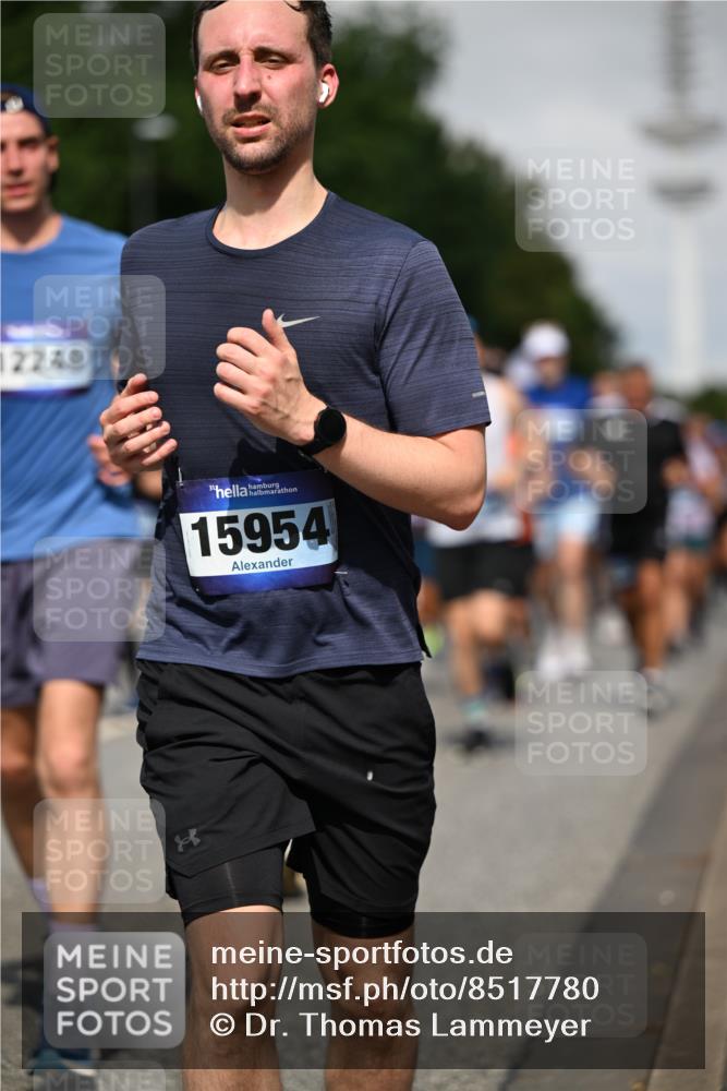 29.06.2025 - hella hamburg halbmarathon Dr. Thomas Lammeyer http://msf.ph/oto/8517780 29.06.2025 10:04:03 Kennedybrücke 1006, 1125, 1180, 1239, 1264, 1334, 2099, 2346, 2348, 2676, 2677, 3112, 3177, 3861, 3898, 4013, 4231, 4594, 4796, 5341, 5728, 6082, 6084, 6104, 6201, 6202, 6260, 6414, 6415, 6462, 6581, 6602, 7786, 7824, 8223, 8394, 8402, 8520, 8531, 8573, 8730, 9611, 10031, 10044, 10093, 10337, 10582, 10788, 11158, 11159, 11366 meine-sportfotos.de