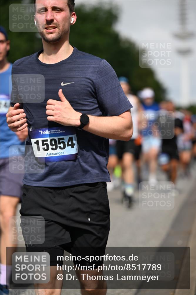 29.06.2025 - hella hamburg halbmarathon Dr. Thomas Lammeyer http://msf.ph/oto/8517789 29.06.2025 10:04:03 Kennedybrücke 1006, 1125, 1180, 1239, 1264, 1334, 2099, 2346, 2348, 2676, 2677, 3112, 3177, 3861, 3898, 4013, 4231, 4594, 4796, 5341, 5728, 6082, 6084, 6104, 6201, 6202, 6260, 6414, 6415, 6462, 6581, 6602, 7786, 7824, 8223, 8394, 8402, 8520, 8531, 8573, 8730, 9611, 10031, 10044, 10093, 10337, 10582, 10788, 11158, 11159, 11366 meine-sportfotos.de
