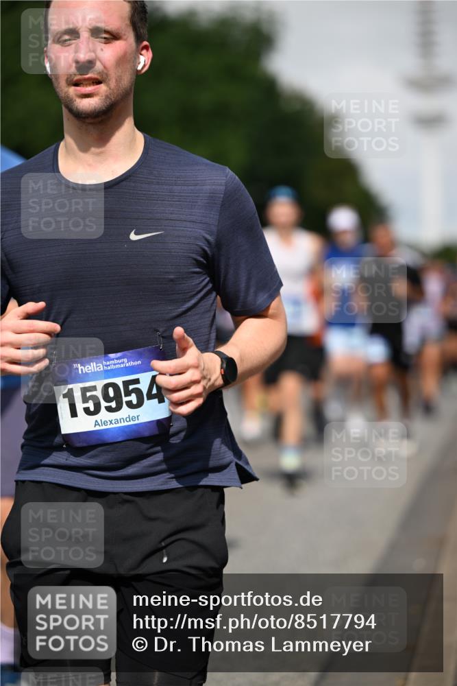 29.06.2025 - hella hamburg halbmarathon Dr. Thomas Lammeyer http://msf.ph/oto/8517794 29.06.2025 10:04:03 Kennedybrücke 1006, 1125, 1180, 1239, 1264, 1334, 2099, 2346, 2348, 2676, 2677, 3112, 3177, 3861, 3898, 4013, 4231, 4594, 4796, 5341, 5728, 6082, 6084, 6104, 6201, 6202, 6260, 6414, 6415, 6462, 6581, 6602, 7786, 7824, 8223, 8394, 8402, 8520, 8531, 8573, 8730, 9611, 10031, 10044, 10093, 10337, 10582, 10788, 11158, 11159, 11366 meine-sportfotos.de