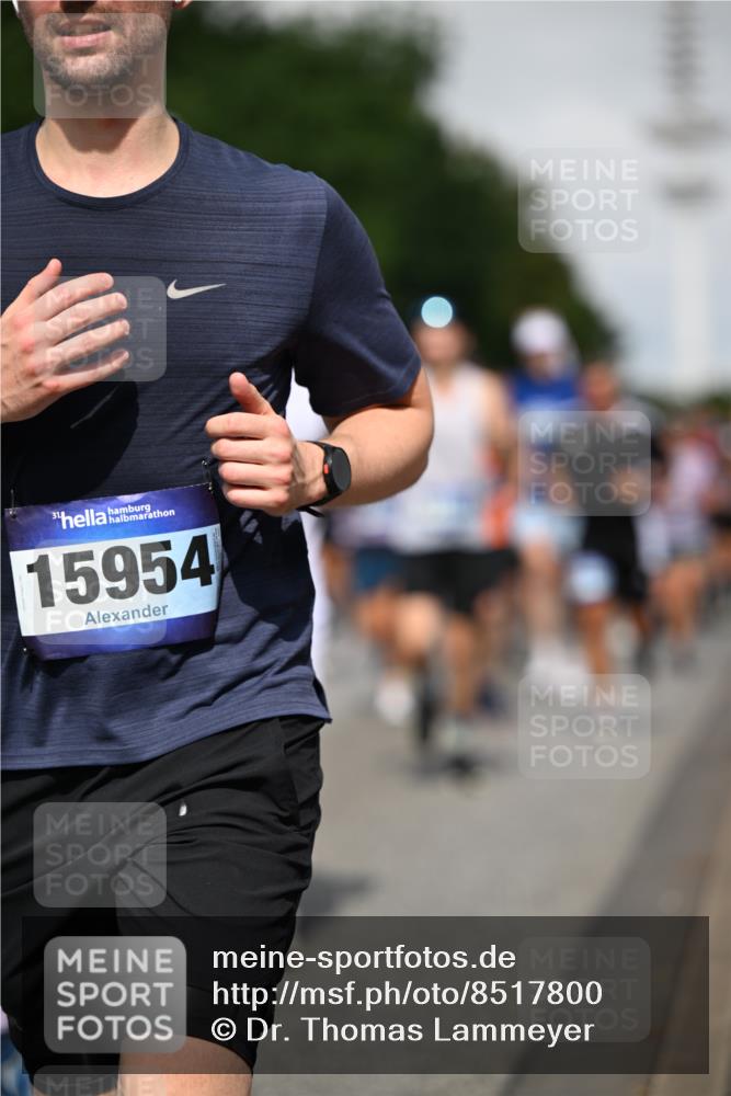 29.06.2025 - hella hamburg halbmarathon Dr. Thomas Lammeyer http://msf.ph/oto/8517800 29.06.2025 10:04:04 Kennedybrücke 1006, 1125, 1180, 1239, 1264, 1334, 2099, 2346, 2348, 2582, 2584, 2676, 2677, 3112, 3177, 3861, 3898, 4013, 4231, 4594, 4796, 5341, 5728, 6082, 6084, 6104, 6201, 6202, 6260, 6414, 6415, 6462, 6581, 6602, 7159, 7786, 7824, 8223, 8394, 8402, 8520, 8531, 8573, 8730, 9611, 10031, 10044, 10093, 10268, 10337, 10582, 10788, 11158, 11159, 11366 meine-sportfotos.de