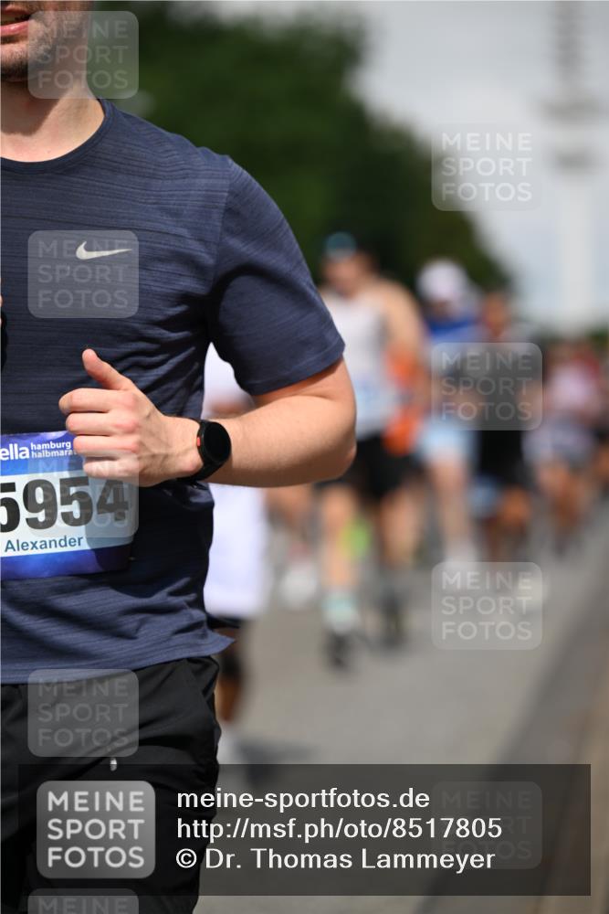 29.06.2025 - hella hamburg halbmarathon Dr. Thomas Lammeyer http://msf.ph/oto/8517805 29.06.2025 10:04:04 Kennedybrücke 1006, 1125, 1180, 1239, 1264, 1334, 2099, 2346, 2348, 2582, 2584, 2676, 2677, 3112, 3177, 3861, 3898, 4013, 4231, 4594, 4796, 5341, 5728, 6082, 6084, 6104, 6201, 6202, 6260, 6414, 6415, 6462, 6581, 6602, 7159, 7786, 7824, 8223, 8394, 8402, 8520, 8531, 8573, 8730, 9611, 10031, 10044, 10093, 10268, 10337, 10582, 10788, 11158, 11159, 11366 meine-sportfotos.de