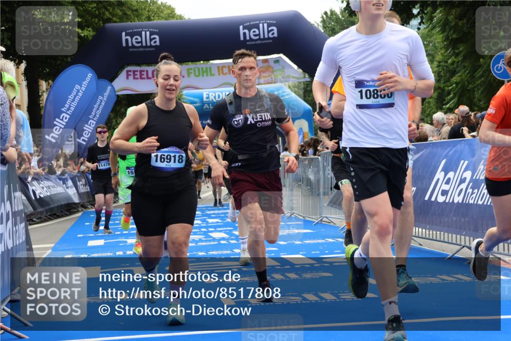29.06.2025 - hella hamburg halbmarathon Strokosch-Dieckow http://msf.ph/oto/8517808 29.06.2025 11:22:24 Ziel 2064, 4754, 4869, 9204, 9532, 9981, 10880, 12598, 13400, 14332, 15256, 15473, 16191, 16704, 16896, 16918, 16927, 18381, 18843, 19192 meine-sportfotos.de