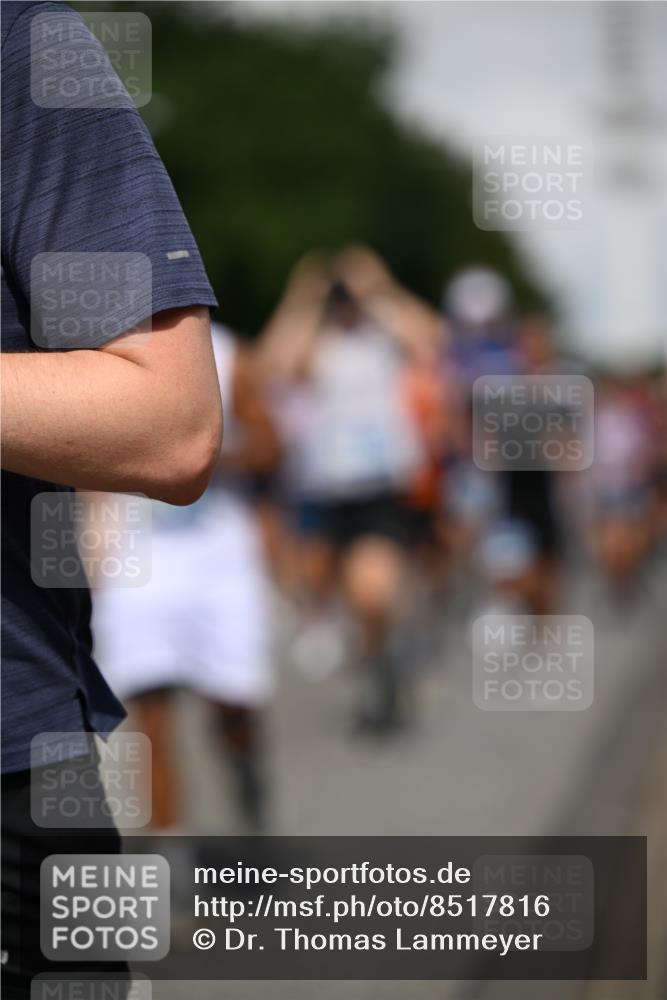 29.06.2025 - hella hamburg halbmarathon Dr. Thomas Lammeyer http://msf.ph/oto/8517816 29.06.2025 10:04:04 Kennedybrücke 1006, 1125, 1180, 1239, 1264, 1334, 2099, 2346, 2348, 2582, 2584, 2676, 2677, 3112, 3177, 3861, 3898, 4013, 4231, 4594, 4796, 5341, 5728, 6082, 6084, 6104, 6201, 6202, 6260, 6414, 6415, 6462, 6581, 6602, 7159, 7786, 7824, 8223, 8394, 8402, 8520, 8531, 8573, 8730, 9611, 10031, 10044, 10093, 10268, 10337, 10582, 10788, 11158, 11159, 11366 meine-sportfotos.de