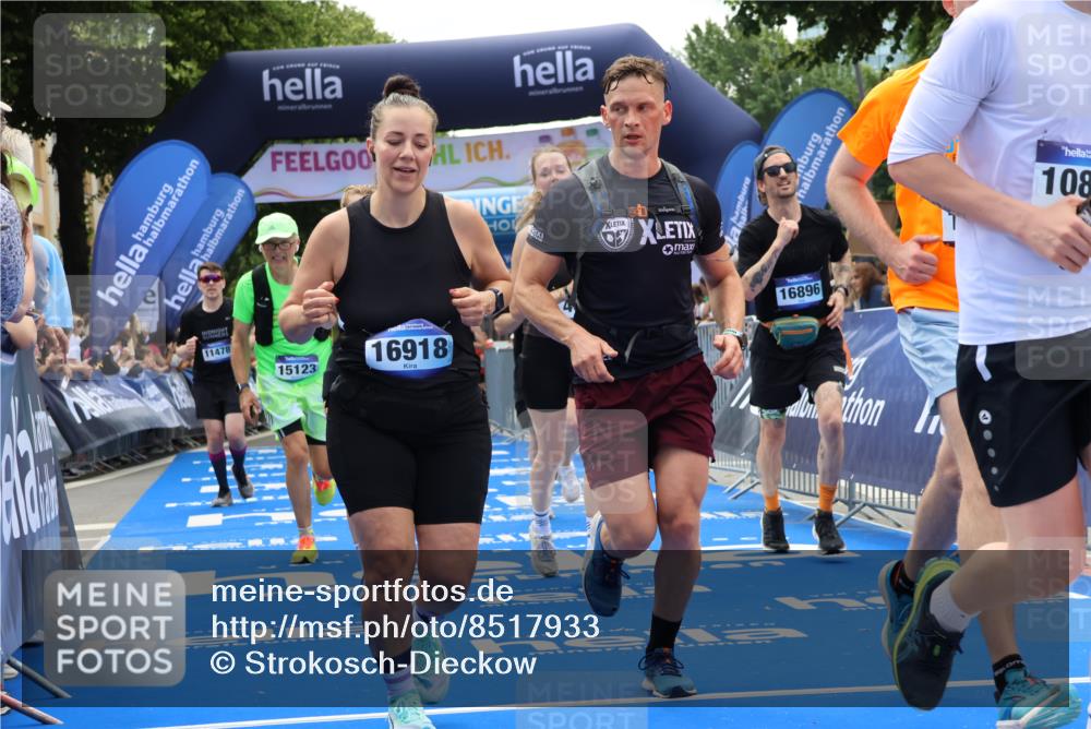 29.06.2025 - hella hamburg halbmarathon Strokosch-Dieckow http://msf.ph/oto/8517933 29.06.2025 11:22:25 Ziel 2064, 4754, 4869, 8761, 9204, 9532, 9981, 10880, 12598, 13400, 14332, 15256, 16191, 16896, 16918, 16927, 18381, 18843, 19192 meine-sportfotos.de
