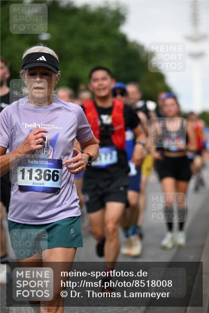 29.06.2025 - hella hamburg halbmarathon Dr. Thomas Lammeyer http://msf.ph/oto/8518008 29.06.2025 10:04:10 Kennedybrücke 1006, 1180, 1239, 1264, 1334, 2027, 2099, 2159, 2346, 2348, 2447, 2582, 2584, 2677, 2730, 3042, 3112, 3177, 3794, 3861, 3898, 4013, 4419, 4594, 4796, 5341, 5643, 5728, 6082, 6084, 6104, 6201, 6202, 6260, 6462, 6581, 6602, 6636, 7159, 7717, 7786, 7824, 8394, 8402, 8520, 8531, 8573, 8669, 8730, 9611, 9622, 10031, 10044, 10268, 10337, 10534, 10582, 10587, 10665, 10742, 10759, 10788, 11083, 11158, 11159, 11366 meine-sportfotos.de