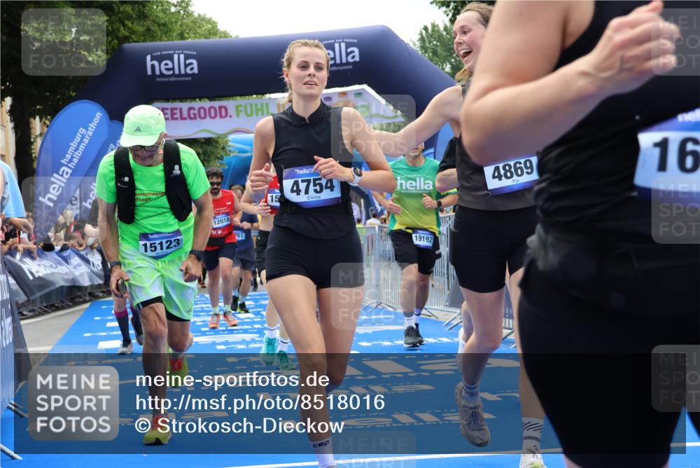 29.06.2025 - hella hamburg halbmarathon Strokosch-Dieckow http://msf.ph/oto/8518016 29.06.2025 11:22:26 Ziel 2064, 2101, 4754, 4869, 8761, 9532, 9981, 10880, 12598, 13400, 14314, 14332, 15256, 16191, 16896, 16918, 16927, 18381, 18843, 19192 meine-sportfotos.de