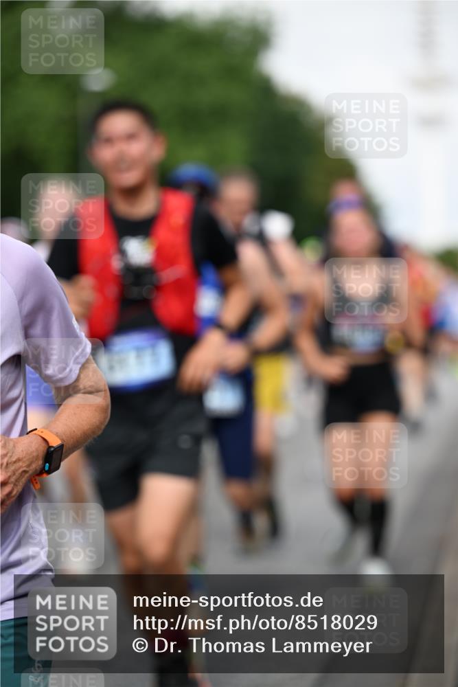 29.06.2025 - hella hamburg halbmarathon Dr. Thomas Lammeyer http://msf.ph/oto/8518029 29.06.2025 10:04:10 Kennedybrücke 1006, 1180, 1239, 1264, 1334, 2027, 2099, 2159, 2346, 2348, 2447, 2582, 2584, 2677, 2730, 3042, 3112, 3177, 3794, 3861, 3898, 4013, 4419, 4594, 4796, 5341, 5643, 5728, 6082, 6084, 6104, 6201, 6202, 6260, 6462, 6581, 6602, 6636, 7159, 7717, 7786, 7824, 8394, 8402, 8520, 8531, 8573, 8669, 8730, 9611, 9622, 10031, 10044, 10268, 10337, 10534, 10582, 10587, 10665, 10742, 10759, 10788, 11083, 11158, 11159, 11366 meine-sportfotos.de