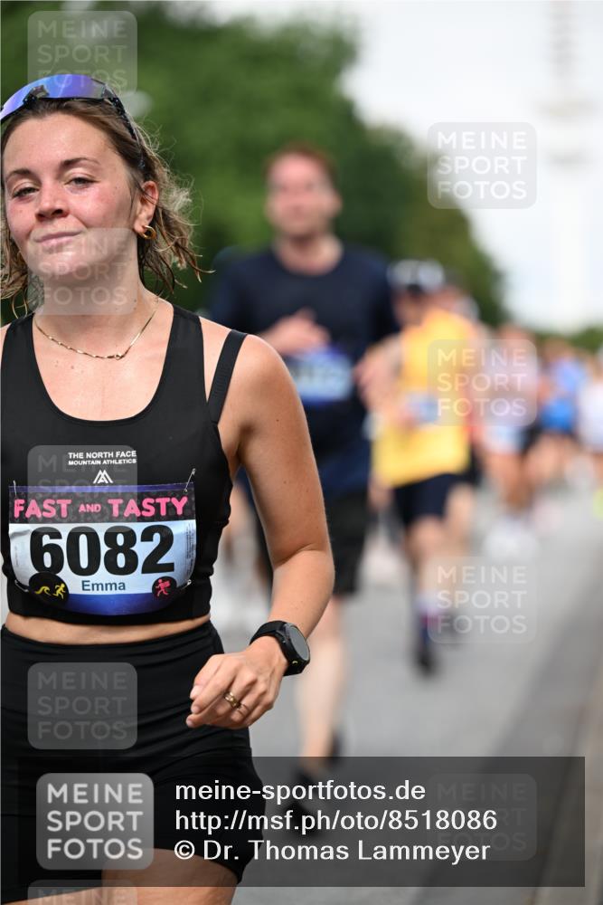 29.06.2025 - hella hamburg halbmarathon Dr. Thomas Lammeyer http://msf.ph/oto/8518086 29.06.2025 10:04:12 Kennedybrücke 1006, 1180, 1239, 1264, 1334, 2027, 2099, 2159, 2346, 2348, 2447, 2474, 2582, 2584, 2606, 2652, 2677, 2730, 3042, 3112, 3177, 3794, 3861, 3898, 4013, 4419, 4594, 4796, 4940, 5341, 5643, 5728, 6082, 6084, 6104, 6201, 6202, 6260, 6443, 6462, 6602, 6636, 7159, 7717, 7824, 8402, 8520, 8531, 8669, 8730, 9485, 9611, 9622, 10044, 10268, 10337, 10534, 10582, 10587, 10665, 10742, 10759, 10766, 10788, 11083, 11158, 11159, 11366 meine-sportfotos.de