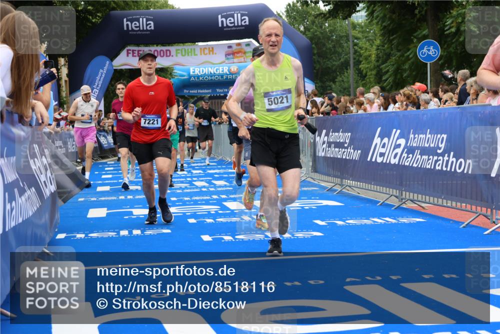 29.06.2025 - hella hamburg halbmarathon Strokosch-Dieckow http://msf.ph/oto/8518116 29.06.2025 10:55:45 Ziel 1120, 1143, 1179, 1834, 2612, 2955, 3256, 3668, 4772, 4897, 5021, 6569, 6924, 7221, 7976, 8255, 8618, 10212, 11039, 12483, 12858, 13474, 14365, 14909, 15896, 16401, 16434, 16786, 18064, 18125, 18190, 18867, 19047 meine-sportfotos.de