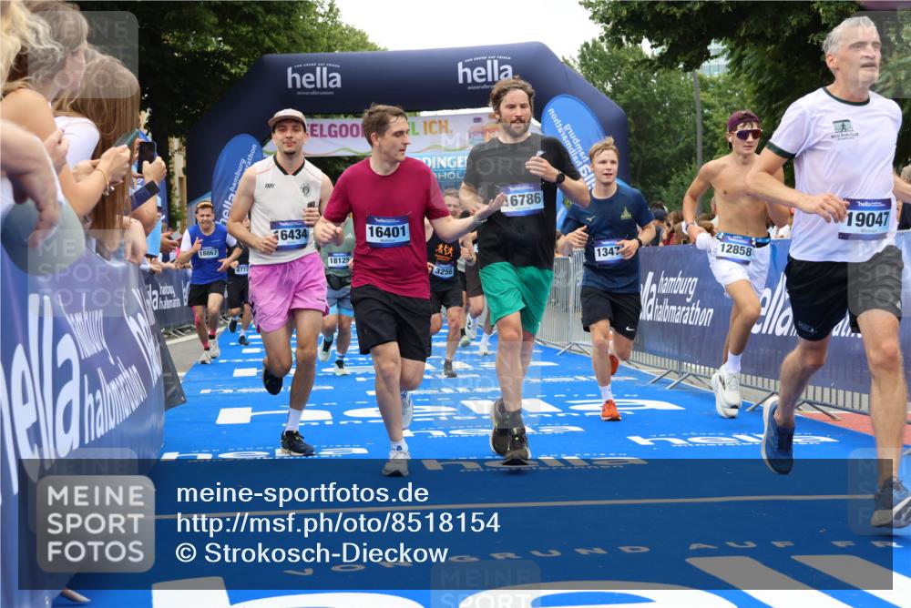 29.06.2025 - hella hamburg halbmarathon Strokosch-Dieckow http://msf.ph/oto/8518154 29.06.2025 10:55:47 Ziel 1143, 1179, 1834, 2612, 3256, 3668, 4772, 5021, 6569, 6924, 7221, 7976, 8255, 8618, 8968, 9246, 10212, 12483, 12858, 13474, 14365, 14909, 16401, 16434, 16786, 18125, 18190, 18867, 19047 meine-sportfotos.de