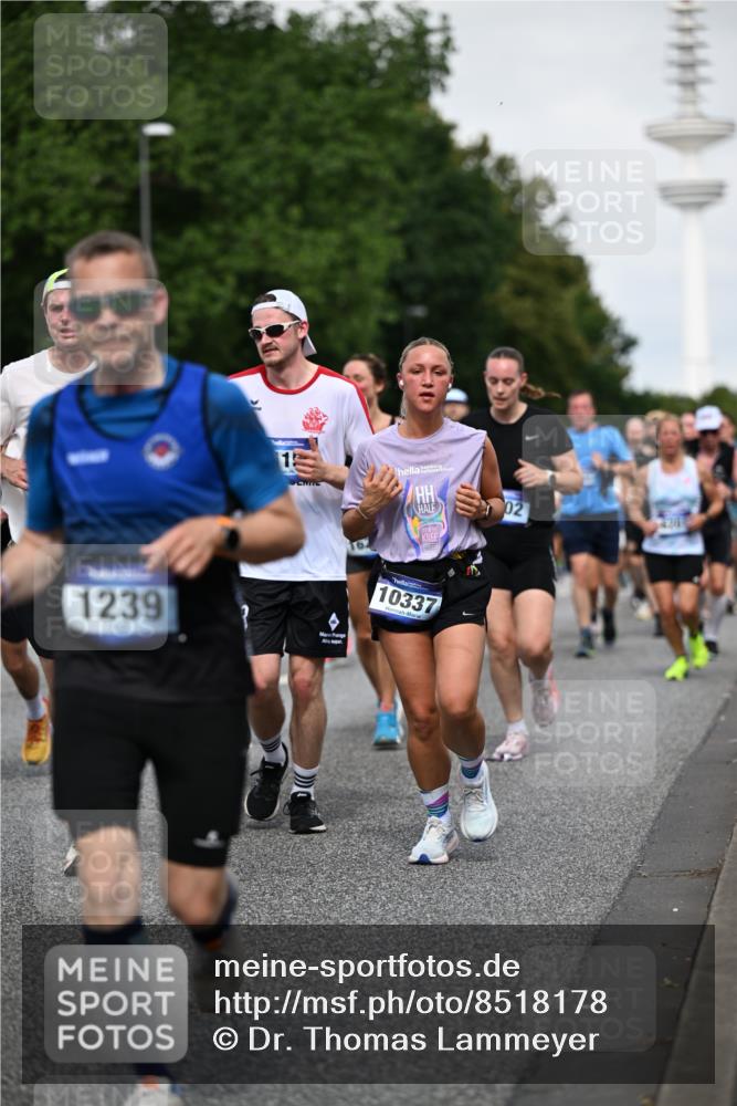 29.06.2025 - hella hamburg halbmarathon Dr. Thomas Lammeyer http://msf.ph/oto/8518178 29.06.2025 10:04:16 Kennedybrücke 1019, 1180, 1239, 1264, 1334, 1583, 2027, 2159, 2346, 2348, 2426, 2447, 2474, 2582, 2584, 2606, 2652, 2677, 2730, 2982, 3042, 3112, 3177, 3319, 3794, 3861, 3898, 4013, 4419, 4579, 4594, 4767, 4796, 4940, 5341, 5643, 5728, 6082, 6084, 6104, 6174, 6201, 6260, 6443, 6462, 6470, 6602, 6636, 7159, 7717, 7824, 8520, 8531, 8669, 8730, 9450, 9485, 9611, 9622, 10044, 10268, 10337, 10534, 10582, 10587, 10599, 10665, 10742, 10759, 10766, 10788, 11083, 11158, 11159, 11366 meine-sportfotos.de