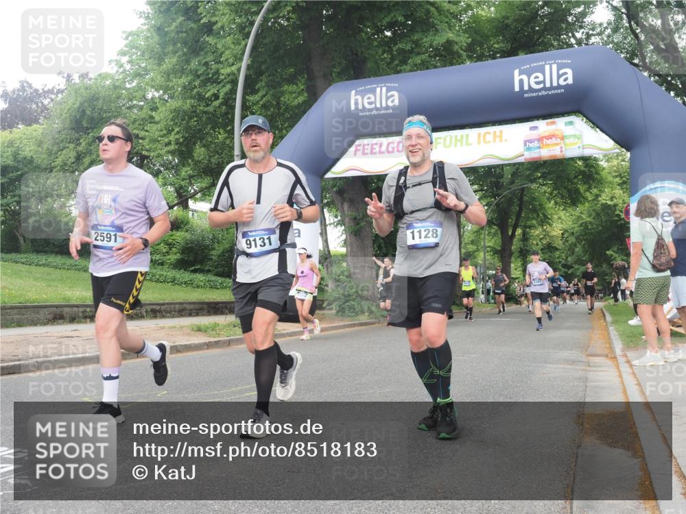 29.06.2025 - hella hamburg halbmarathon KatJ http://msf.ph/oto/8518183 29.06.2025 10:48:27 Zwischen KM18-KM19 1128, 2591, 6391 meine-sportfotos.de