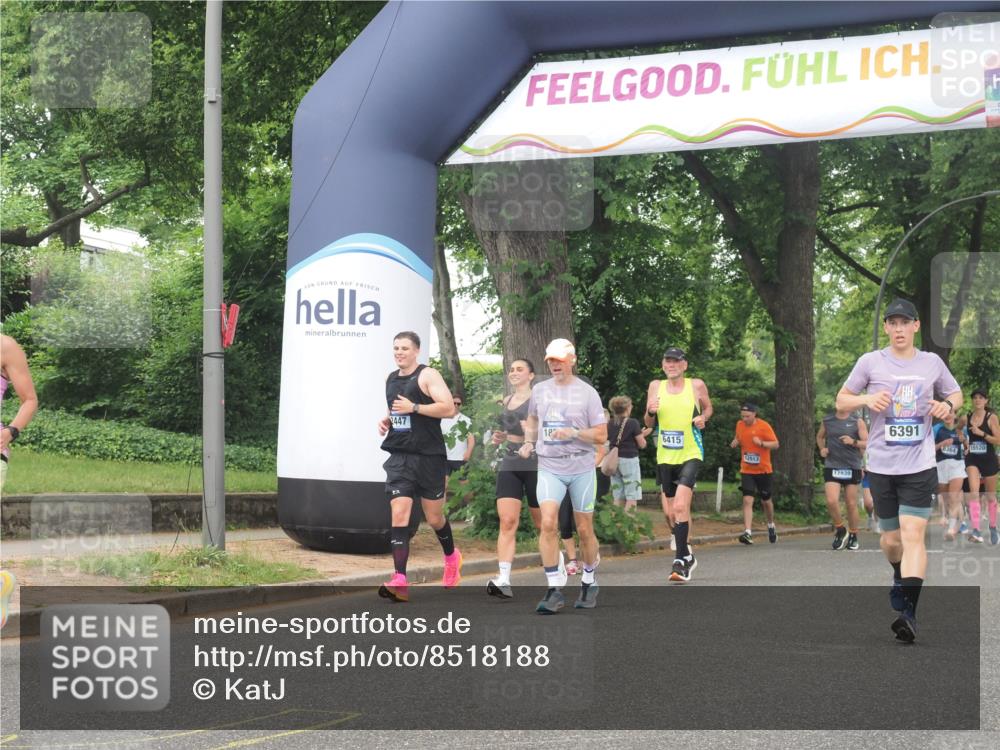 29.06.2025 - hella hamburg halbmarathon KatJ http://msf.ph/oto/8518188 29.06.2025 10:48:28 Zwischen KM18-KM19 1128, 2591, 6391, 6415 meine-sportfotos.de