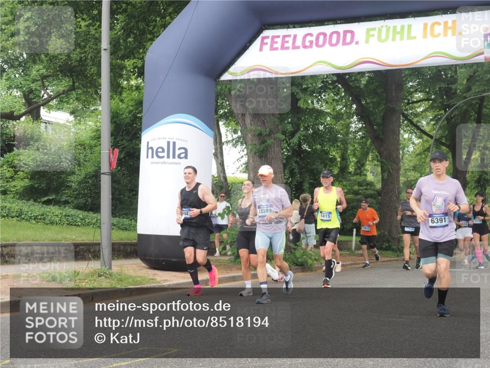 29.06.2025 - hella hamburg halbmarathon KatJ http://msf.ph/oto/8518194 29.06.2025 10:48:28 Zwischen KM18-KM19 1128, 2591, 6391, 6415 meine-sportfotos.de
