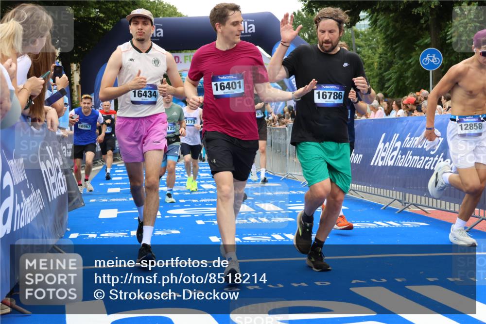 29.06.2025 - hella hamburg halbmarathon Strokosch-Dieckow http://msf.ph/oto/8518214 29.06.2025 10:55:48 Ziel 1179, 1834, 2612, 3256, 3668, 4772, 5021, 6569, 6924, 7147, 7221, 7976, 8255, 8968, 9246, 10084, 10212, 12483, 12858, 13474, 14365, 15884, 16401, 16434, 16786, 18125, 18190, 18867, 19047 meine-sportfotos.de