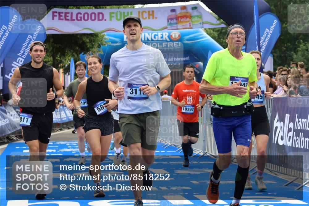 29.06.2025 - hella hamburg halbmarathon Strokosch-Dieckow http://msf.ph/oto/8518252 29.06.2025 11:22:36 Ziel 1145, 2101, 3118, 3321, 4754, 5811, 5812, 6785, 8181, 8761, 9499, 11478, 11756, 12018, 12042, 14314, 14344, 14793, 15123, 16618, 18397, 19192 meine-sportfotos.de