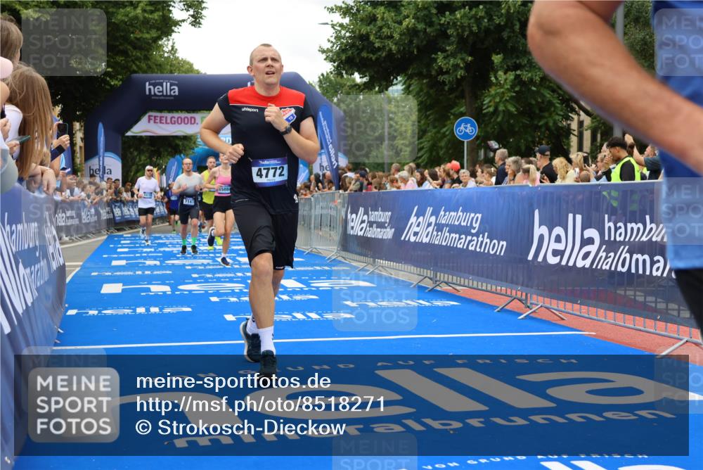 29.06.2025 - hella hamburg halbmarathon Strokosch-Dieckow http://msf.ph/oto/8518271 29.06.2025 10:55:52 Ziel 1179, 2612, 3256, 3668, 4772, 6569, 7147, 7221, 7976, 8968, 9246, 10084, 12858, 13474, 14867, 15184, 15868, 15884, 16176, 16401, 16434, 16786, 18125, 18867, 19047 meine-sportfotos.de