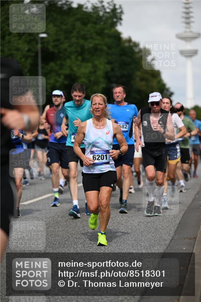 29.06.2025 - hella hamburg halbmarathon Dr. Thomas Lammeyer http://msf.ph/oto/8518301 29.06.2025 10:04:20 Kennedybrücke 1019, 1180, 1239, 1264, 1583, 2027, 2086, 2159, 2346, 2426, 2447, 2474, 2582, 2584, 2606, 2652, 2677, 2730, 2982, 3042, 3059, 3112, 3319, 3400, 3794, 3861, 3898, 4013, 4419, 4579, 4594, 4767, 4796, 4940, 5643, 5728, 6082, 6084, 6104, 6174, 6201, 6220, 6260, 6443, 6462, 6470, 6602, 6636, 7159, 7717, 7824, 8531, 8669, 8730, 9450, 9485, 9611, 9622, 10044, 10268, 10337, 10534, 10582, 10587, 10599, 10665, 10742, 10759, 10766, 11083, 11159, 11366 meine-sportfotos.de