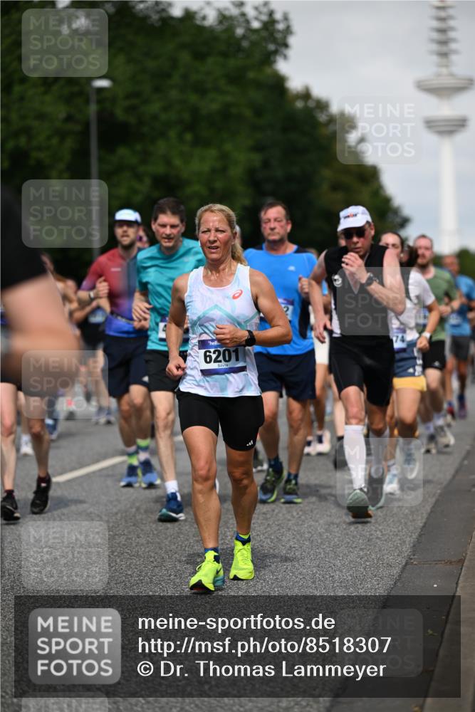 29.06.2025 - hella hamburg halbmarathon Dr. Thomas Lammeyer http://msf.ph/oto/8518307 29.06.2025 10:04:20 Kennedybrücke 1019, 1180, 1239, 1264, 1583, 2027, 2086, 2159, 2346, 2426, 2447, 2474, 2582, 2584, 2606, 2652, 2677, 2730, 2982, 3042, 3059, 3112, 3319, 3400, 3794, 3861, 3898, 4013, 4419, 4579, 4594, 4767, 4796, 4940, 5643, 5728, 6082, 6084, 6104, 6174, 6201, 6220, 6260, 6443, 6462, 6470, 6602, 6636, 7159, 7717, 7824, 8531, 8669, 8730, 9450, 9485, 9611, 9622, 10044, 10268, 10337, 10534, 10582, 10587, 10599, 10665, 10742, 10759, 10766, 11083, 11159, 11366 meine-sportfotos.de